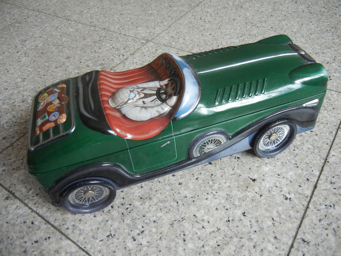 Lambertz Sport Car Gingerbread Tin; Cutie turta dulce (Lambertz, Germany).
