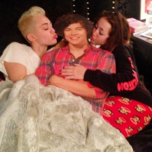  - Harry Styles in pat cu Miley Cyrus