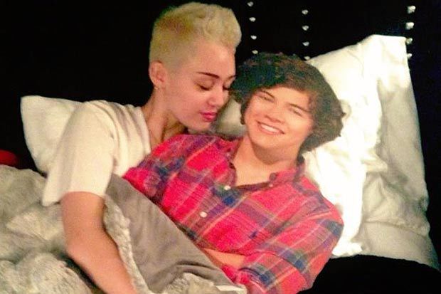  - Harry Styles in pat cu Miley Cyrus