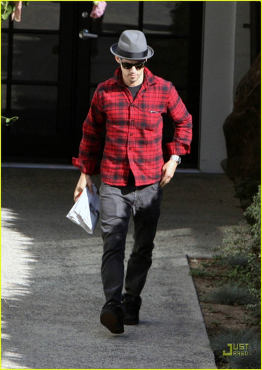 Milo-milo-ventimiglia-2629898-867-1222