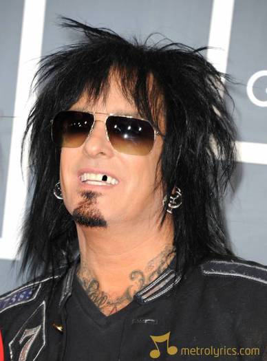 nikki-sixx-LOS-ANGELES-CA-FEBRUARY-13-Musician-Nikki-Sixx-arrives-at-T-109057689 - Cum arata vedeta ta preferata fara un dinte