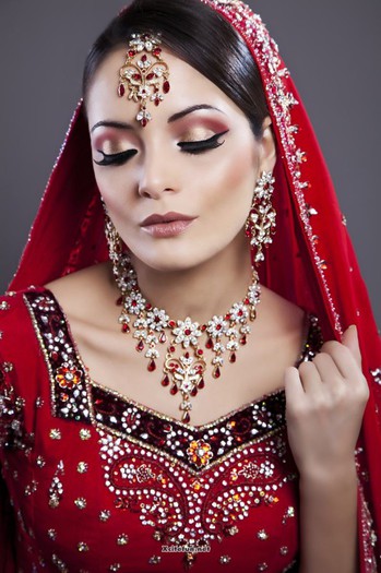 306005,xcitefun-asian-bridal-eye-makeup-jewelry-and-hair - Podoabe indiene 2013