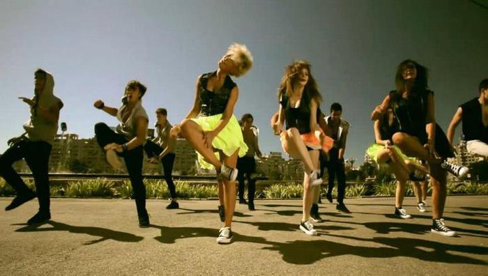 424598_365100356897398_719905879_n