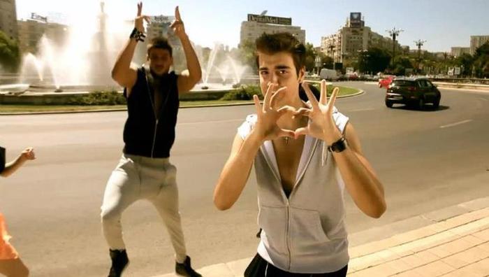 552051_365099926897441_1698769347_n