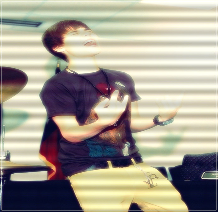 ». + am pierdut. notiunea timpului. ;|. ++ VEZI ?. nu suna mai. bine ,, miss bieber ,, . ;> ? [ anni