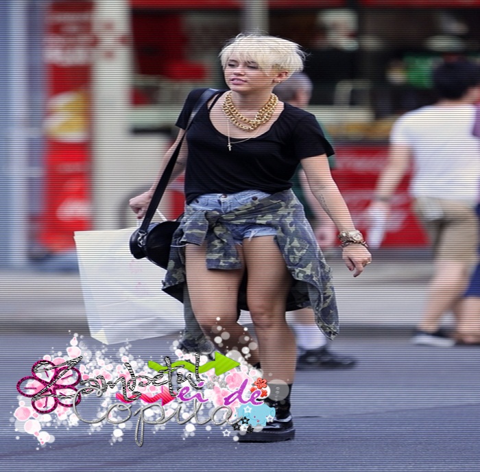 ♥ → . # îşi aranjează părul râzând - se apropie de aia ; mare greşeală - click; - habar n-ai ce ai declanşat ;) # pleacă like a diva .
