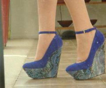 403364_266729983395864_431476625_n_thumb