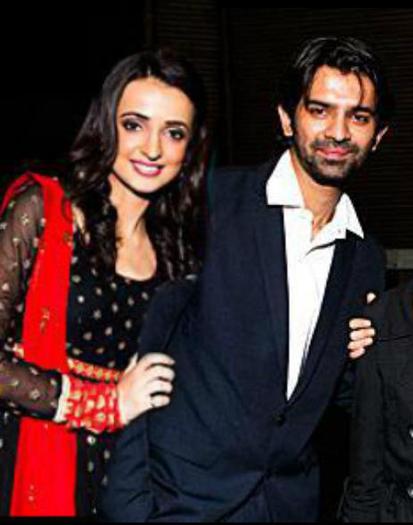 282412_456992394337111_933232732_n - Sanaya Irani and Barun Sobti