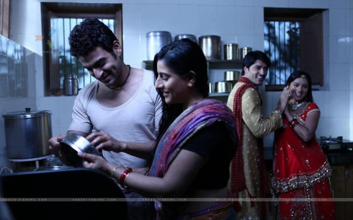 Diya Aur Baati Hum (68)