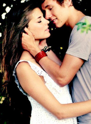 800_320872621361555_2010046554_n; Uite ca lumea avea dreptate cand spunea "Nu va potriviti,luati-o pe drumuri separate."
