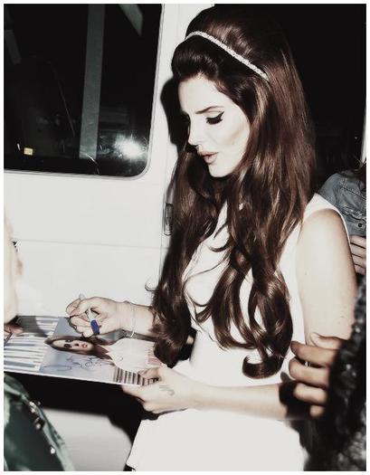 155816_318564808259003_1630883547_n; As face bani frumosi daca as avea noroc la bani , cum am noroc la prosti.
