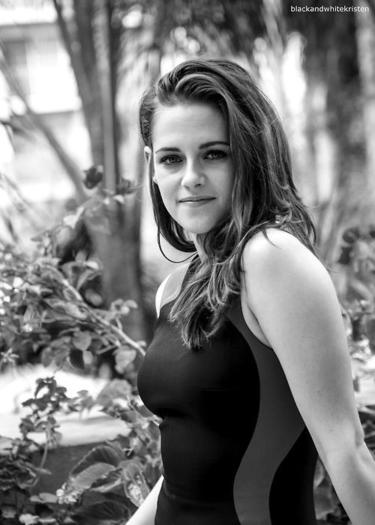 262765_318110814971069_1890486811_n; Asa crezi tu , ca-s un robot fara sentimente.Sunt un om,ca tine.Care plange-ntruna si minte ca se simte bine.
