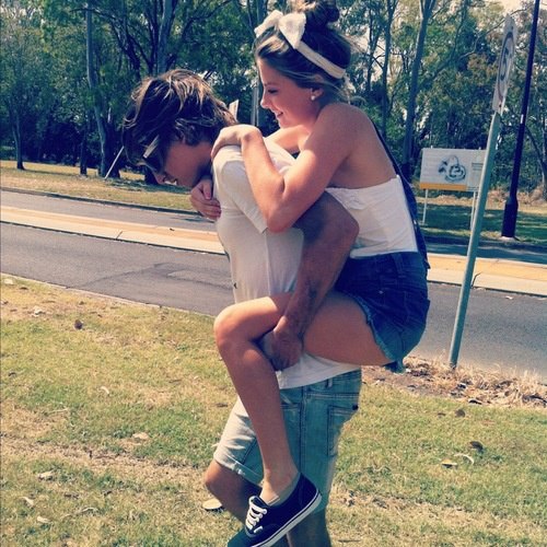 ; Nu esti primul care pleaca,dar esti primul care as vrea intr-o zi sa se intoarca.
