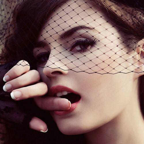 481813_304991069616377_28643482_n; Las-o asa.Trage cortina.Show-ul s-a incheiat.Stinge lumina .
