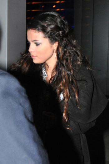 63701_356894961074509_1769383201_n - Selena leaving BOA Steakhouse