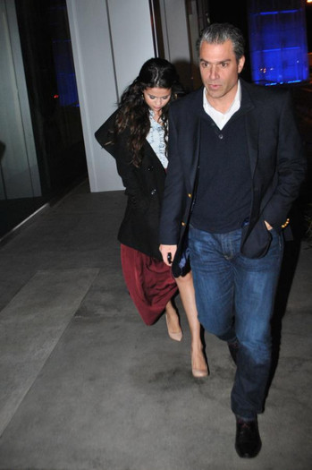 408564_356892877741384_1169071430_n - Selena leaving BOA Steakhouse