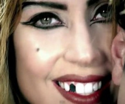 Judas-Lady-Gaga-Smile1_thumb