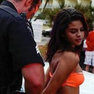 Selena-Gomez-arestata-in-costum-de-baie-foto - SELENA GOMEZ