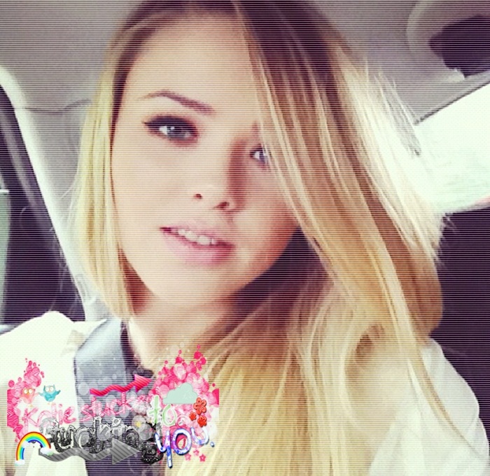 ; continuă ;-s =)) # demm . și eu să îmi aprind o țigară și tu să-mi dai peste gură +click; așa cum ai zis că faci :(((( . # fluffeh

