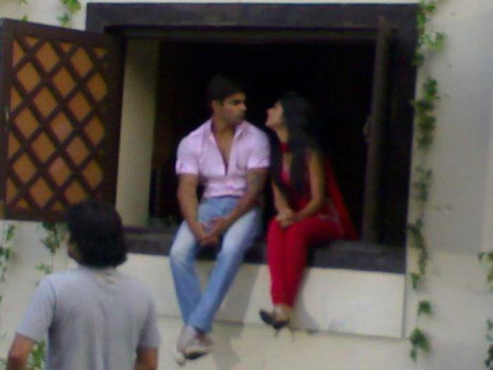 422779_352967978076288_541624250_n - Jennifer and Karan Singh Grover