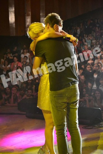 400217_447451678625469_176405863_n