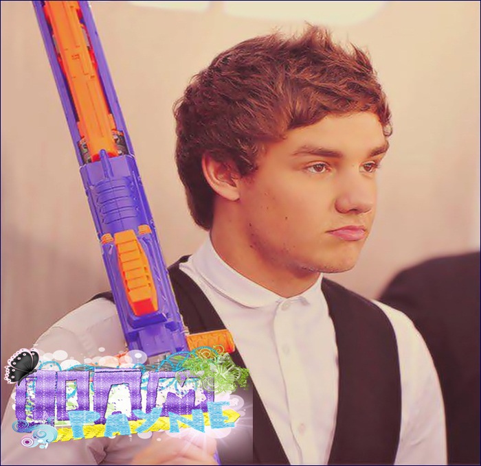 ☇ ∞ . # se uită la monitor cu un zâmbet larg ; awwww ;3 uite-i mânuţa :)