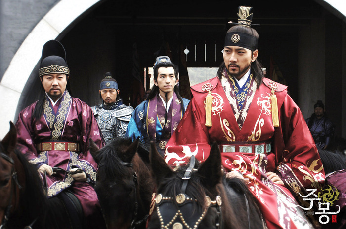 13111437_TLEUUAHVM - Legendele Palatului Printul Jumong