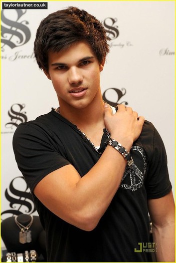 taylor-lautner-hair-shopstriped-blogspot-com-jacob-edward-vs-jacob-1256587500 - Taylor Lautner