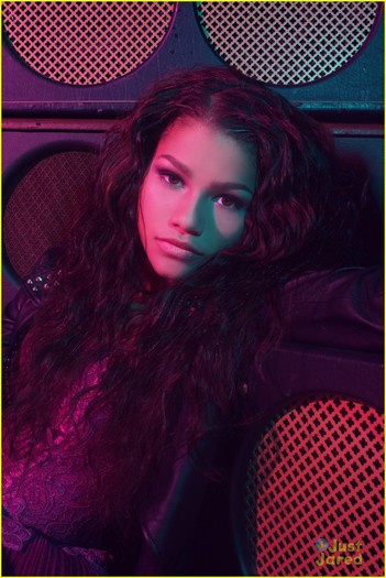 Zendaya-zendaya-coleman-32880456-817-1222