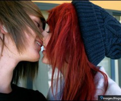 kiss-emo-couple-love-cute_thumb
