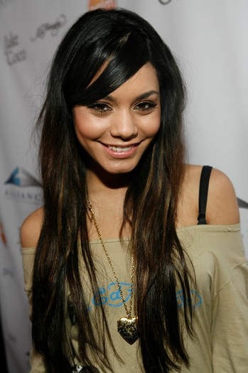 vanessa-hudgens-907506l