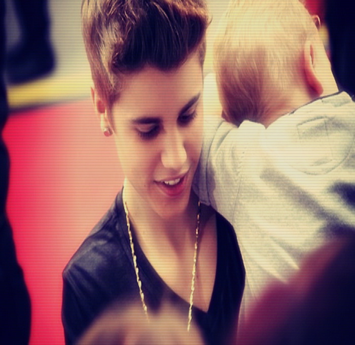 ». sper. . ca nu se uita. la noi ;-s. - click -; CRED. ;-? ca o sa renunt iar la malik. pentru bieber 8-&gt;
