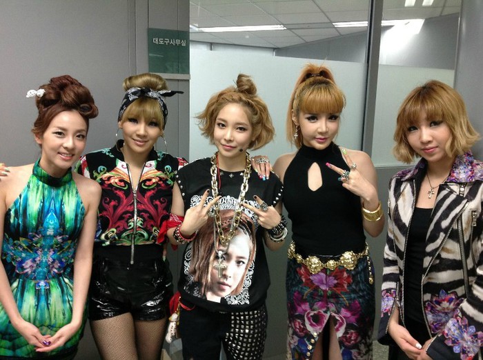 2ne1-with-ex-YG-trainee-Ujin-of-D-Unit-SBS-Inkigayo-Backstage-2ne1-32230401-2048-1529