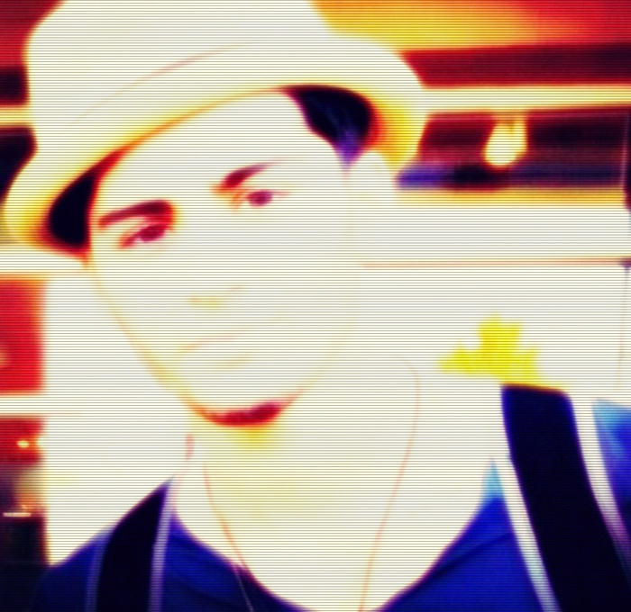 ». cam tut de felul tau.. sunt andrew [-x. - click -; BIU. . ;-&lt;. iar s-a indragostit. de bieber ;|
