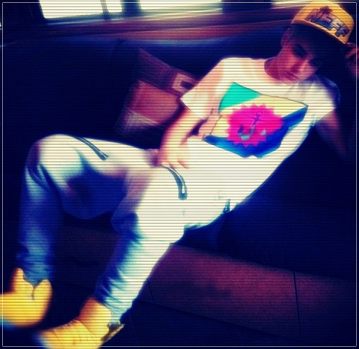 ». nu mai naspa ca. NIALLITA ;| + ;-?. xD =))) [ purieeh. ; ^ isi aprinde un joint ^