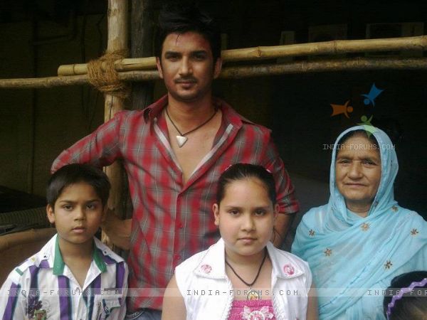 218491-sushant-singh-rajput-with-his-fans-on-set
