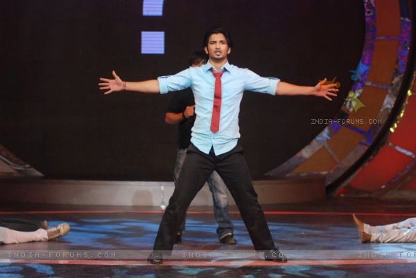 202645-sushant-singh-rajput-performing-a-act-on-zara-nachke-dikha