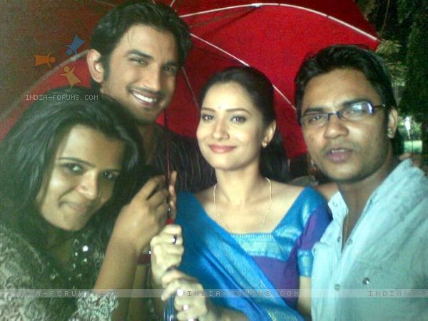 199530-sushant-singh-rajput-ankita-lokhande-with-their-friends - Sushant Singh Rajput