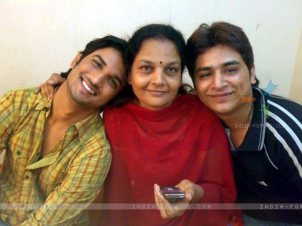 202571-sushant-singh-rajput-with-ankita-mother