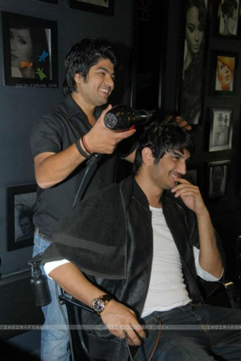 195035-sushant-singh-rajput-getting-a-new-look-at-a-saloon - ankita sushant si amici