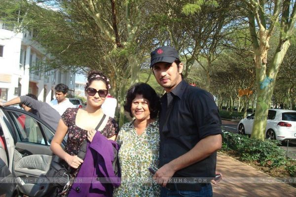 196429-sushant-singh-rajput-and-ankita-lokhande-with-a-fan-in-south-af - ankita sushant si amici