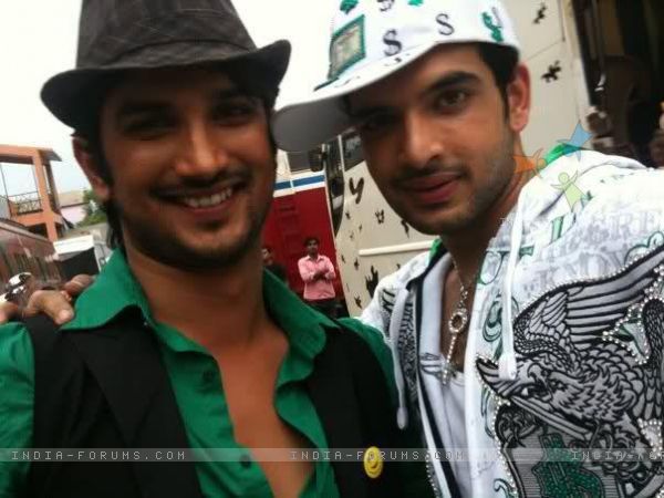 196854-sushant-singh-rajput-karan-kundra-on-the-sets-of-zara-nachake-d - ankita sushant si amici