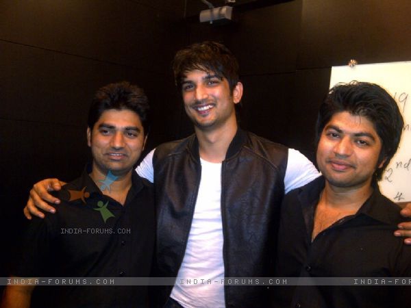 196879-sushant-singh-rajput-with-black-spalon-owners-at-ahmedabad - ankita sushant si amici