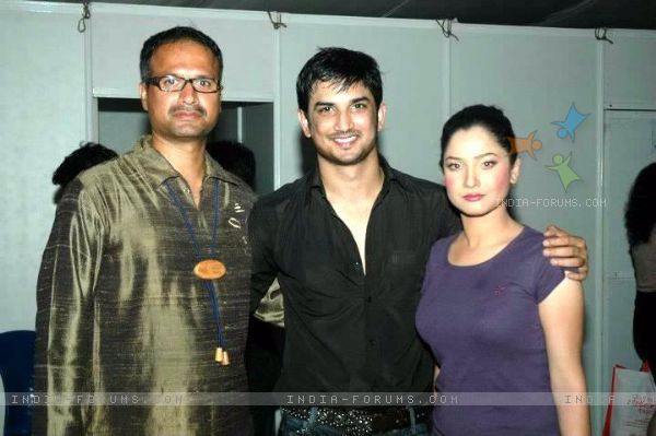 197757-ankita-lokhande-sushant-singh-rajput-with-event-manager-at-beng