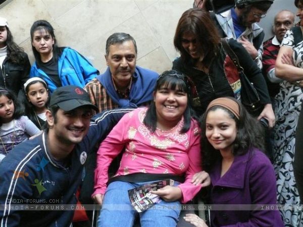 198522-sushant-singh-rajput-ankita-lokhande-with-fans-in-south-africa