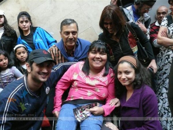 198522-sushant-singh-rajput-ankita-lokhande-with-fans-in-south-africa - ankita sushant si amici
