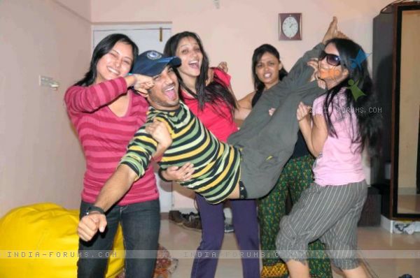 199009-ankita-lokhande-sushant-singh-rajput-prarthana-behere-yamini-th - ankita sushant si amici