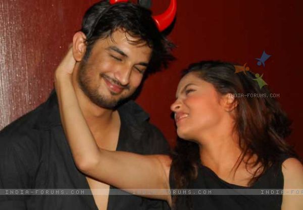 198049-sushant-singh-rajput-ankita-lokhande-during-500-episode-bash-of