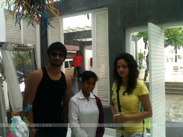 214486-sushant-singh-rajput-ankita-lokhande-with-a-fan-in-goa