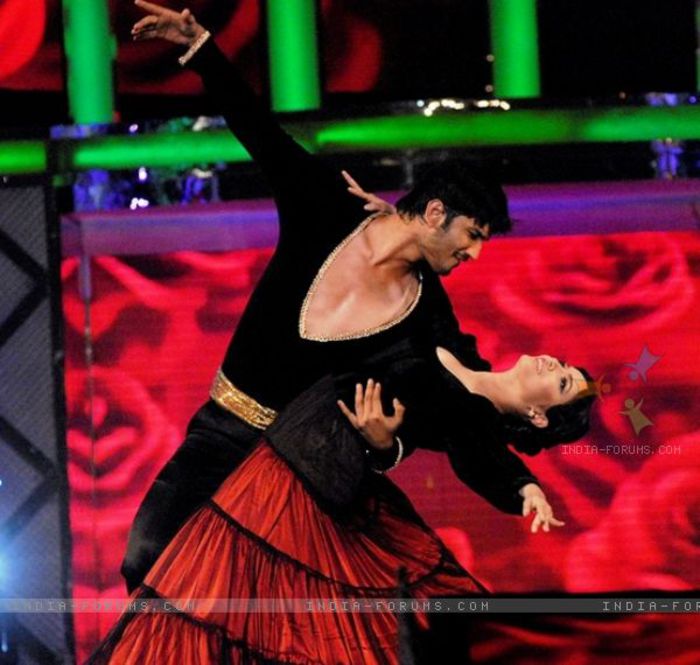 241444-sushant-rajput-ankita-lokhande-performing-at-zee-rishtey-awards